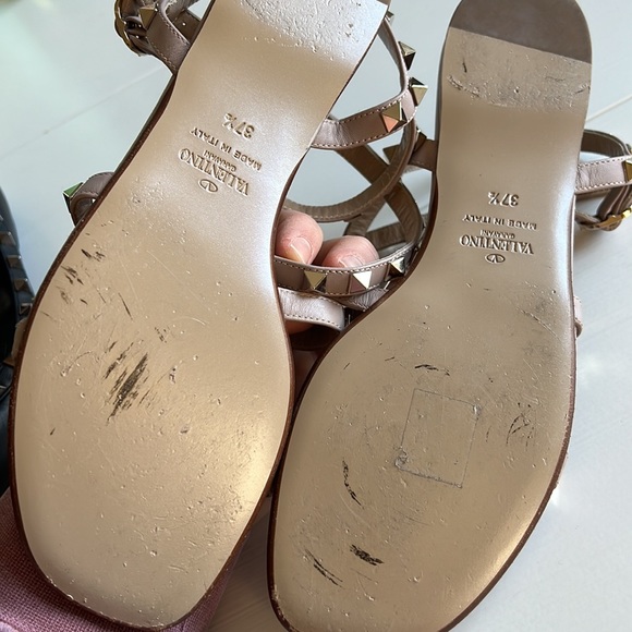 Valentino ROCKSTUD FLAT CALFSKIN SANDAL WITH STRAPS - Picture 3 of 3